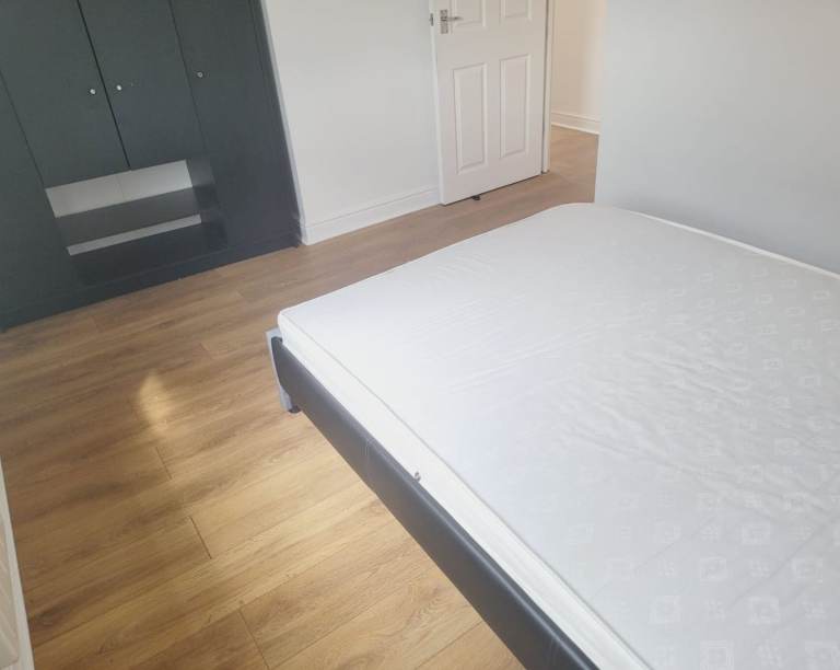 Beautiful, Clean apartment in front of Bedford hospital