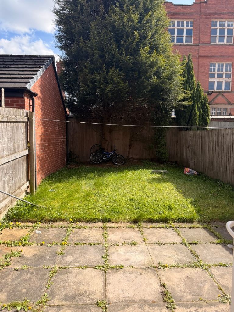 Newly Renovated 4-Bedroom House – Rooms Available