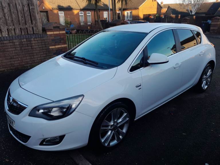 Vauxhall, ASTRA, Hatchback, 2012, Manual full year mot and service history £2000
