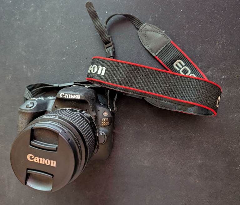 CANON 200D DLSR with 15-55mm Lens + Extras in Fantastic condition