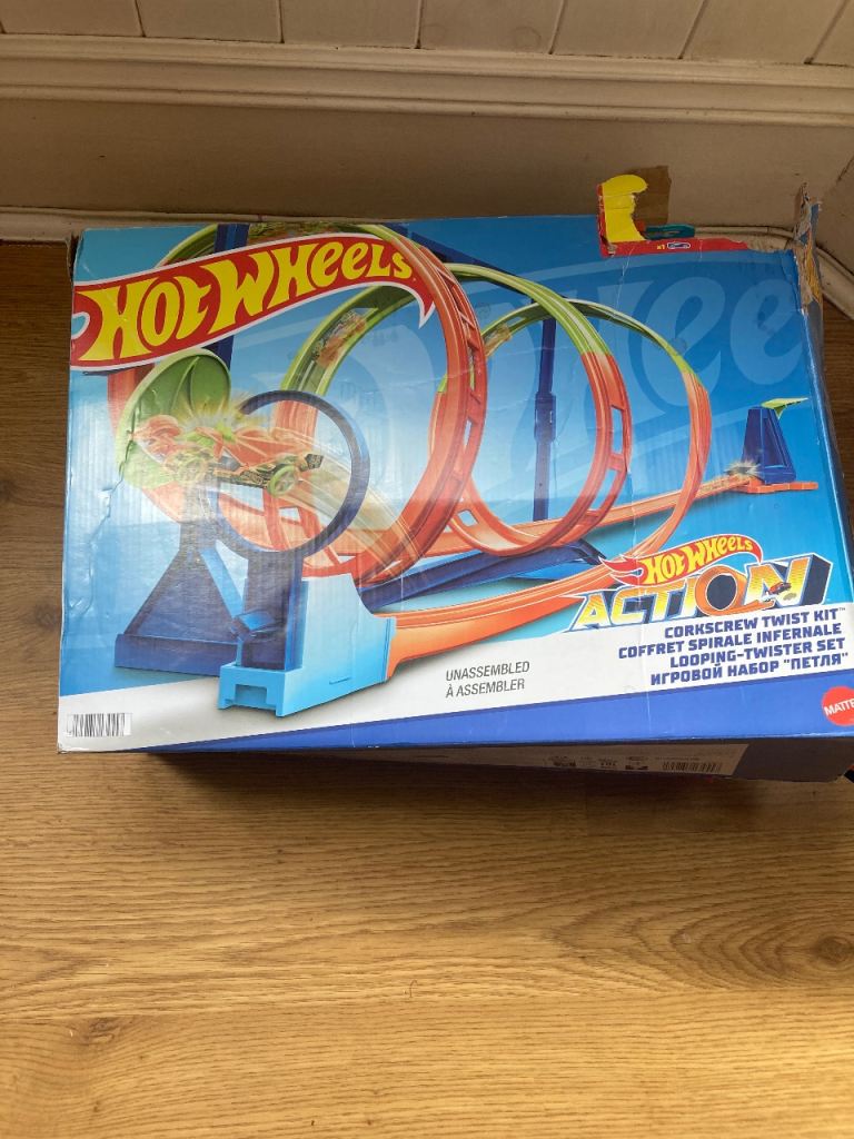 Hot Wheels Action Corkscrew Twist Kit & Car Wash Set