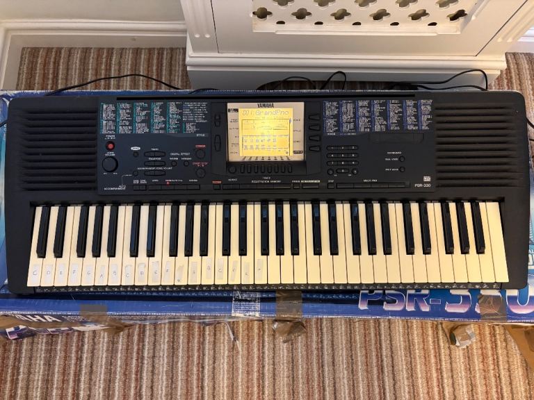 YAMAHA PSR-330 61 KEY ELECTRONIC KEYBOARD + POWER SUPPLY
