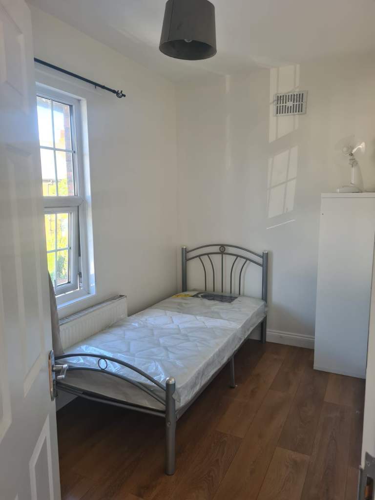 Single room in East Acton area