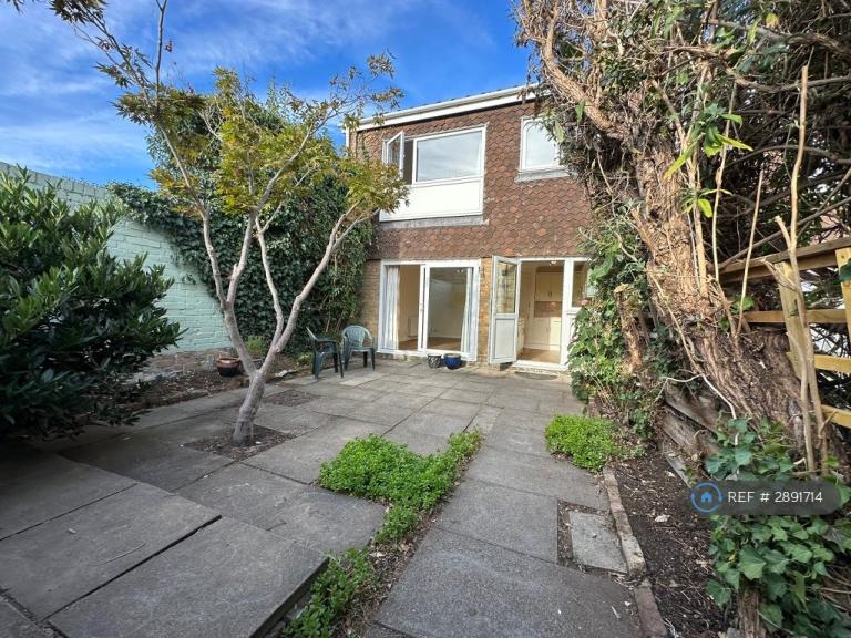 3 bedroom house in Buckingham Gardens, West Molesey, KT8 (3 bed) (#2891714)