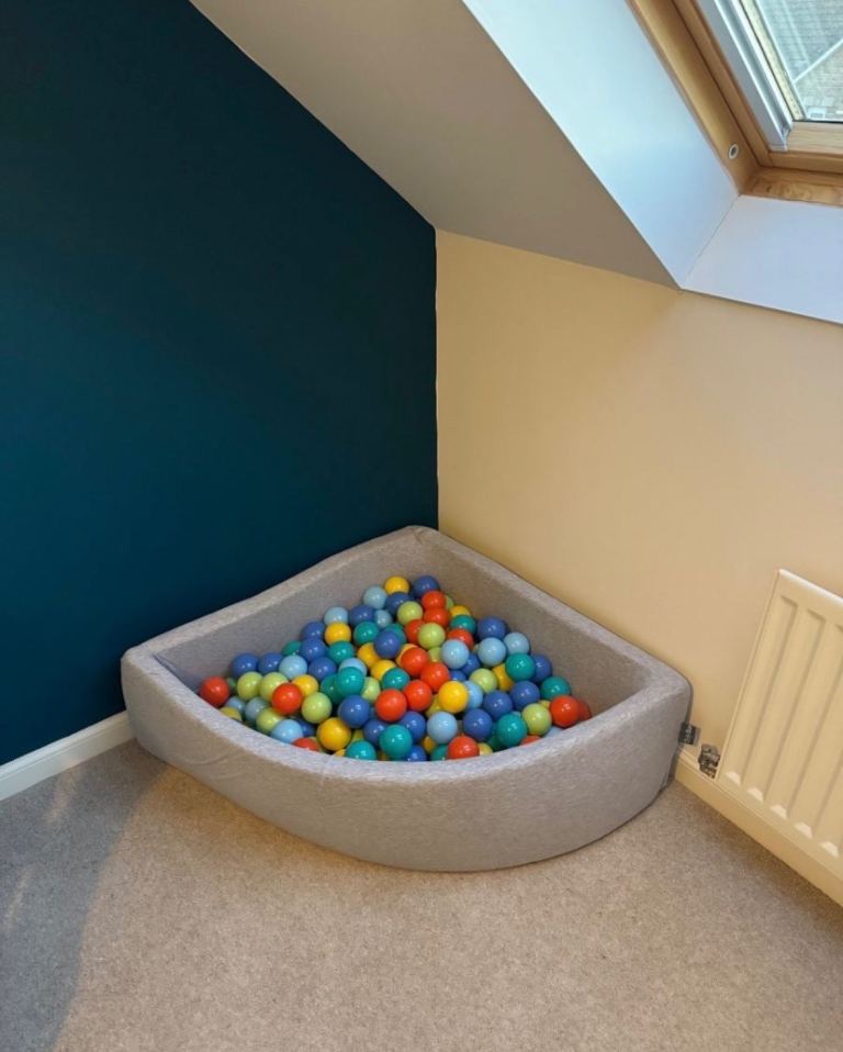 KiddyMoon corner ball pit