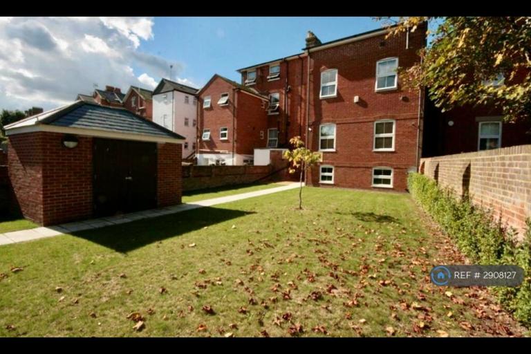 1 bedroom flat in Russell Street, Reading, RG1 (1 bed) (#2908127)