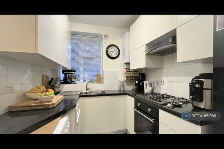 2 bedroom flat in Weihurst Court, Sutton, SM1 (2 bed) (#1151086)