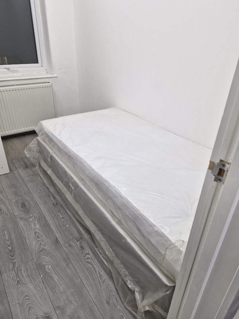 Spacious & Cosy single room for rent CR4 2LW