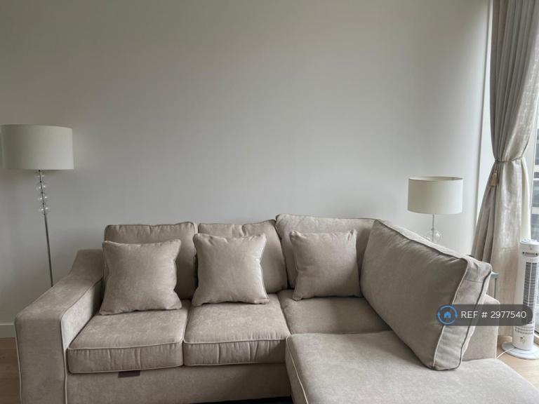 1 bedroom flat in Schooner Road, London, E16 (1 bed) (#2977540)