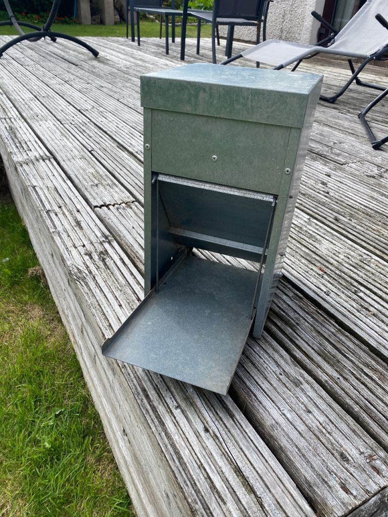 Treadle feeder for Chickens 