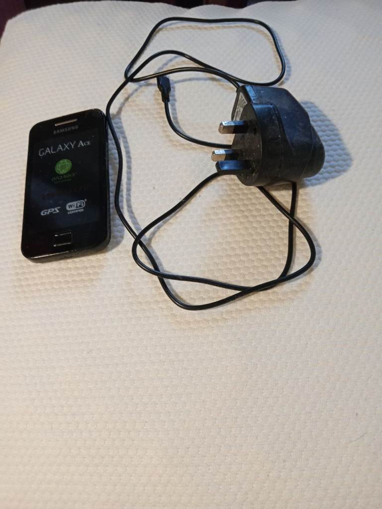 Samsung Galaxy A4 Mobile Phone with Charger – Good Condition