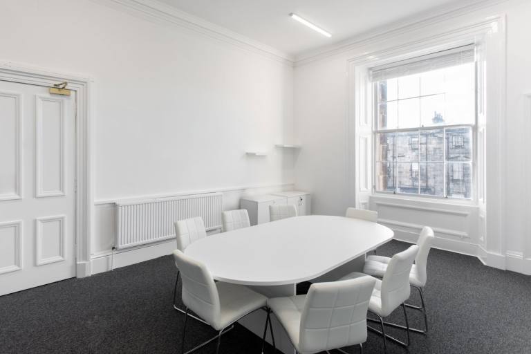 Glasgow - G3 7QL \ Serviced Office for 4 Workstations