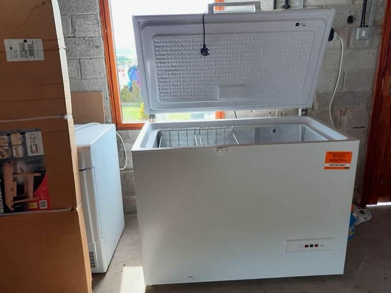 Hotpoint CS1A 300 H FA 1 - 300litre White Chest Freezer – Very Good Condition with Baskets