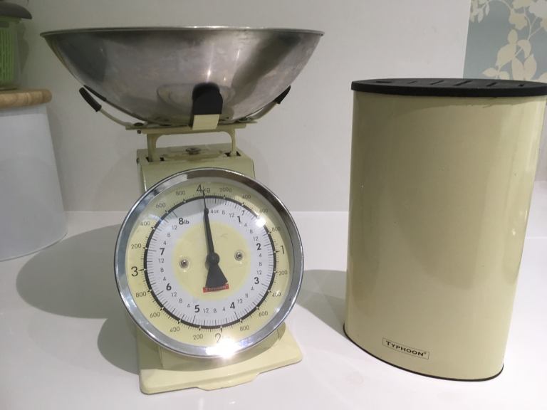 TYPHOON Kitchen Weighing Scales A Empty Knife Block.