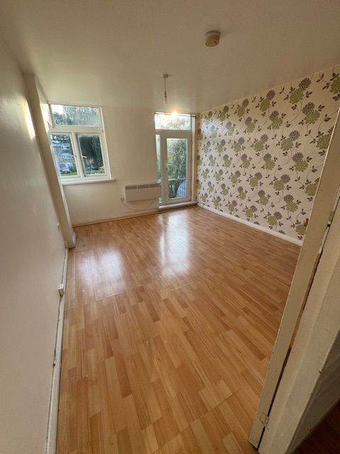 2 Bed First Floor Flat **TO RENT** The Lindens Newbridge Crescent Wolverhampton WV6 0LS 