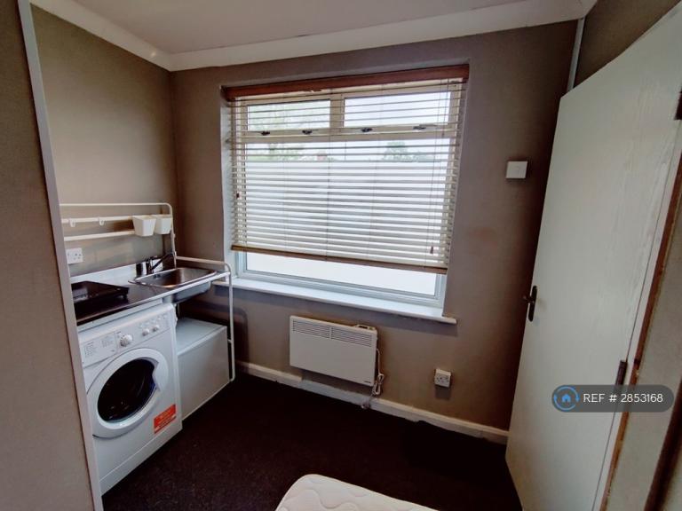 Studio flat in Moat Farm Road, London, UB5 (#2853168)