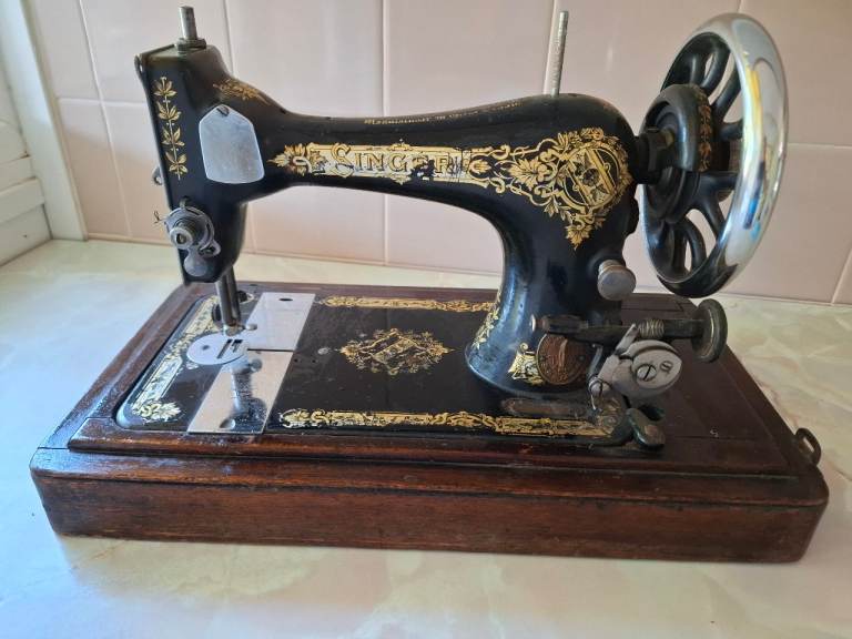 Vintage Singer Sewing Machine – Black & Gold Decor, Good Condition