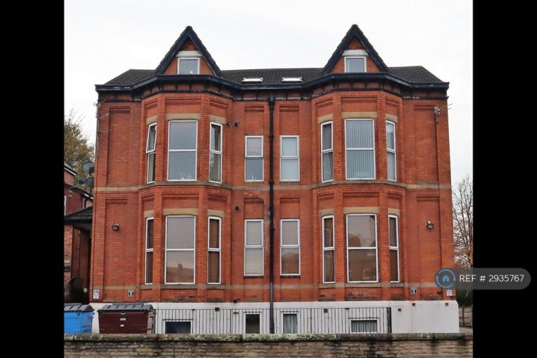 2 bedroom flat in Dickenson Road, Manchester, M13 (2 bed) (#2935767)