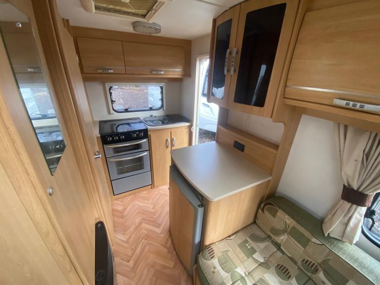 LUNAR ARIVA - 2008 - 2 BERTH - END KITCHEN - MOVER - 
