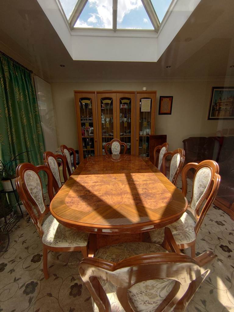 Extendable Vintage wooden dining table and 8 Chairs 