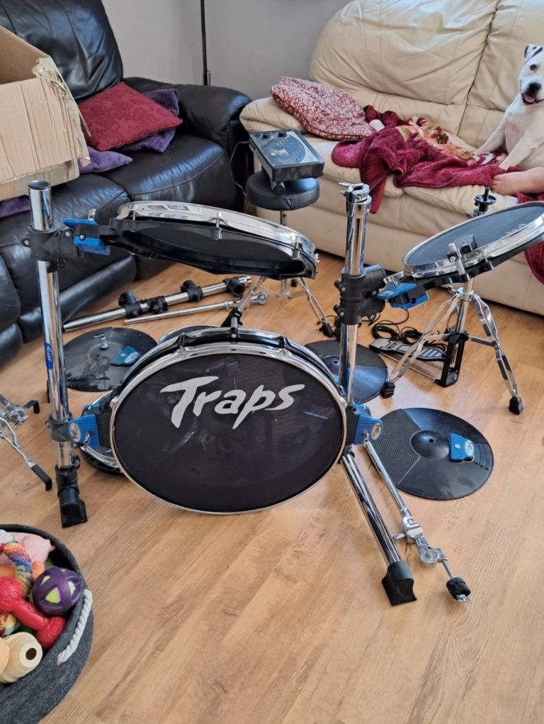 ROLAND ELECTRONIC DRUM AND TRAPS DRUM ELECTRONIC HARDWARE. MIXTURE OF CLAMPS AND ARMS.