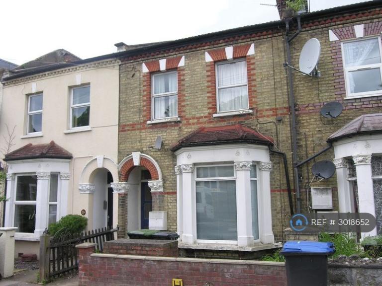 1 bedroom flat in Russell Road, London, N13 (1 bed) (#3018652)