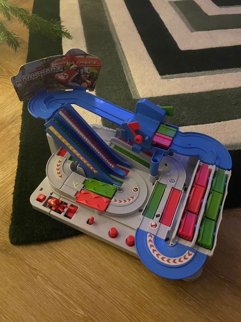 Super Mario Kart deluxe racing track