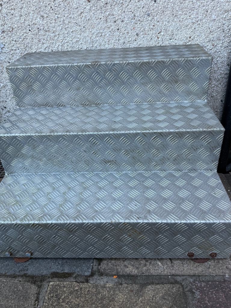 HEAVY DUTY ALUMINIUM CHEQUER PLATE STEPS 
