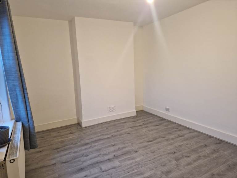 Double Room Available in Wood Street - Quiet Tenant Wanted
