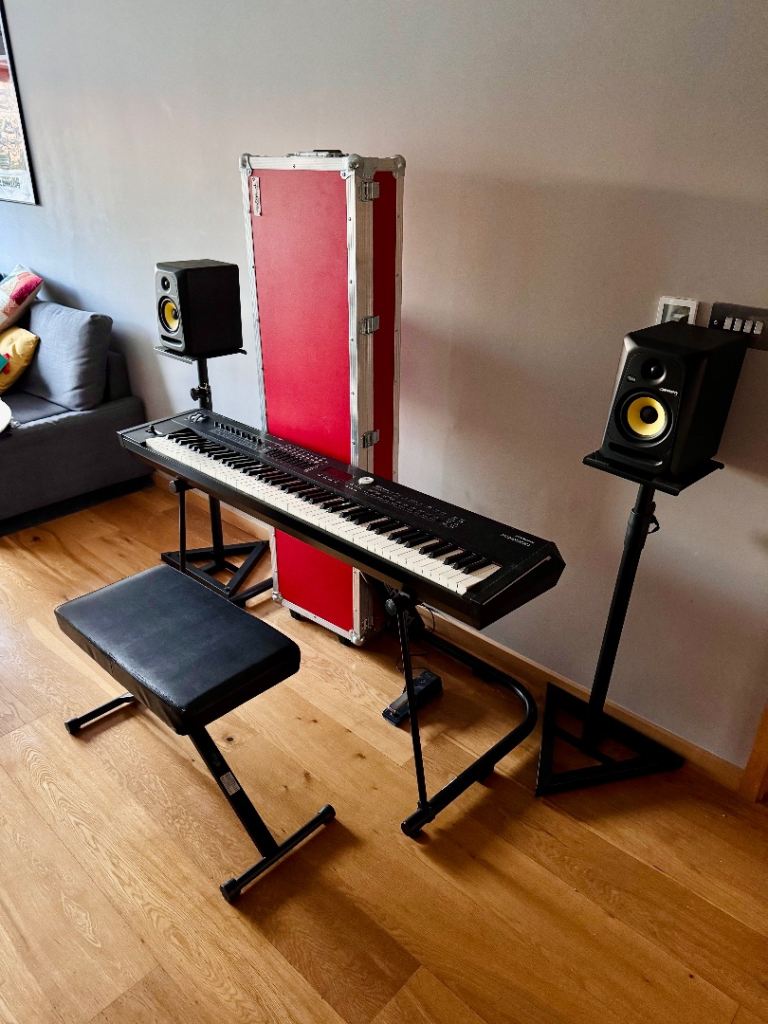 Roland RD-2000 + Swanflight Case + Rokit Speakers