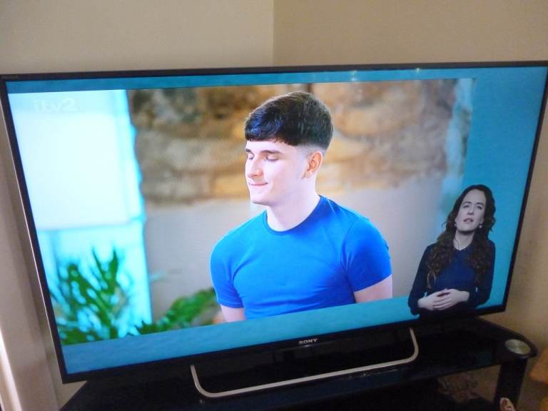 Quality Sony Bravia 42" TV/Remote/Stand,has freeview,smart features,Netflix,youtube,music,movies etc