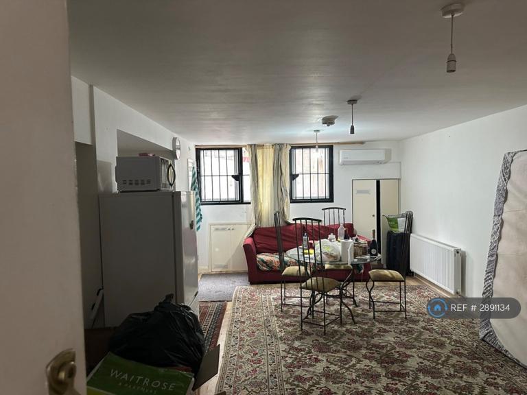 Studio flat in Castle Hill Parade, London, W13 (#2891134)