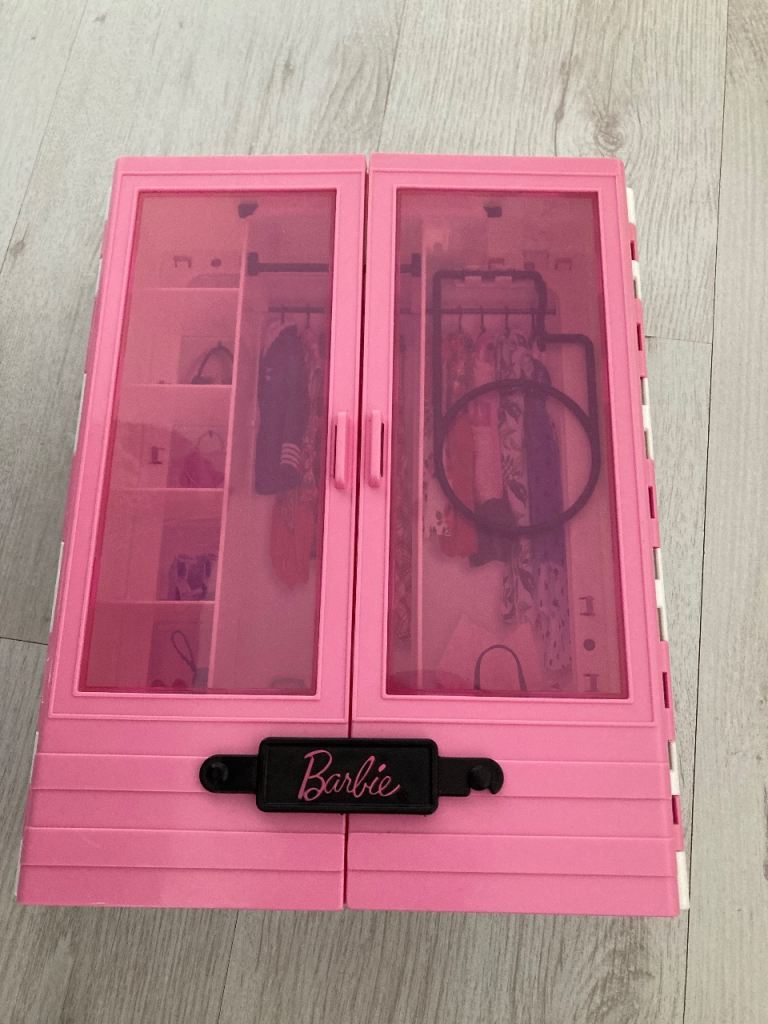 Barbie Bundle including multiple Barbie’s, speedboat, cafe and close + Accessories – Good Condition
