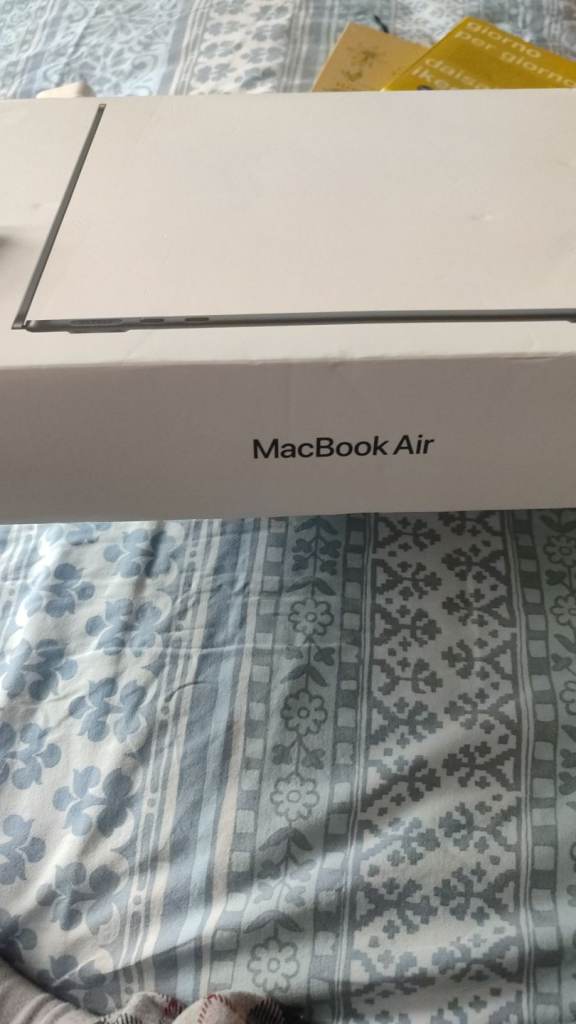 MacBook Air 2024 (M3, 512GB) – Like New – £1,100 negotiable a bit