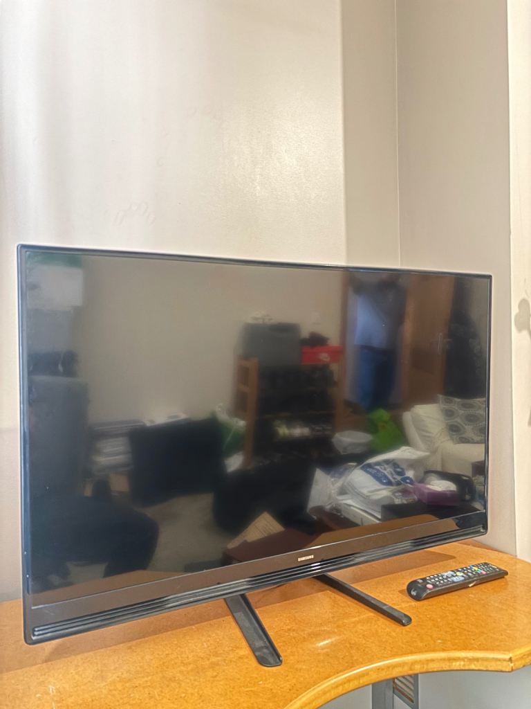 Samsung Flat Screen TV with Remote - Good Condition
