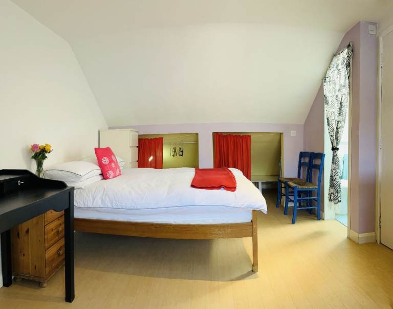Bright, Spacious Loft Room with Kitchenette & Private WC – Central Brighton
