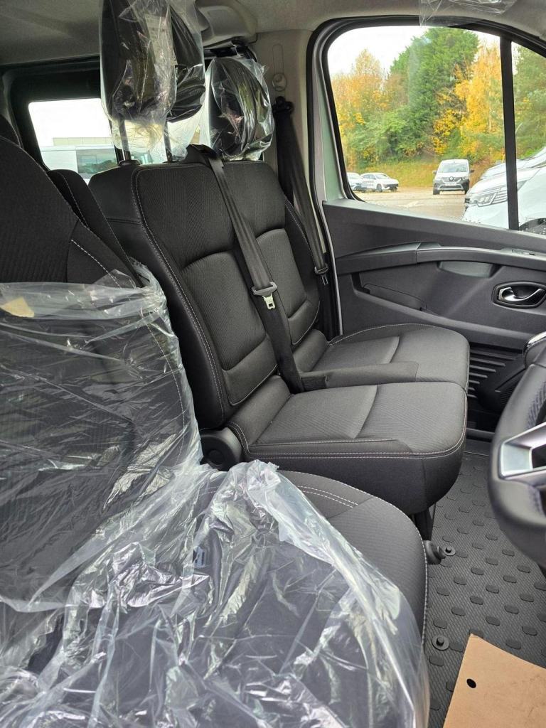 RENAULT TRAFIC LL30 LWB EXTRA SPORT 6 SEAT CREW VAN AUTO GEARBOX  ** BRAND NEW**