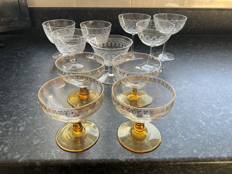 ANTIQUE / VINTAGE GLASSWARE AS PER PHOTOS