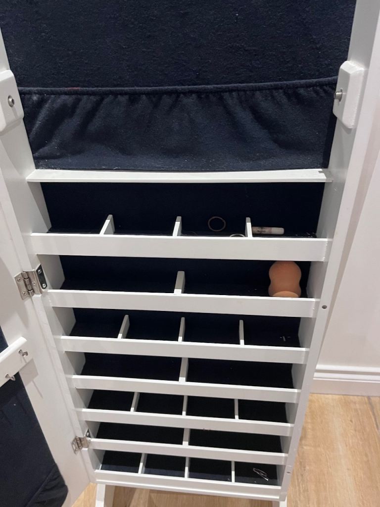 Mirror cabinet with jewellery storage