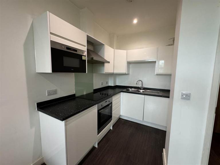 Large One bedroom flat located in Harlington UB3 5AY 