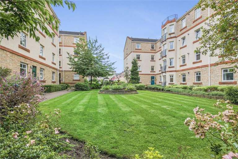 2 double bedrooms, 2 bathroom flat with allocated parking