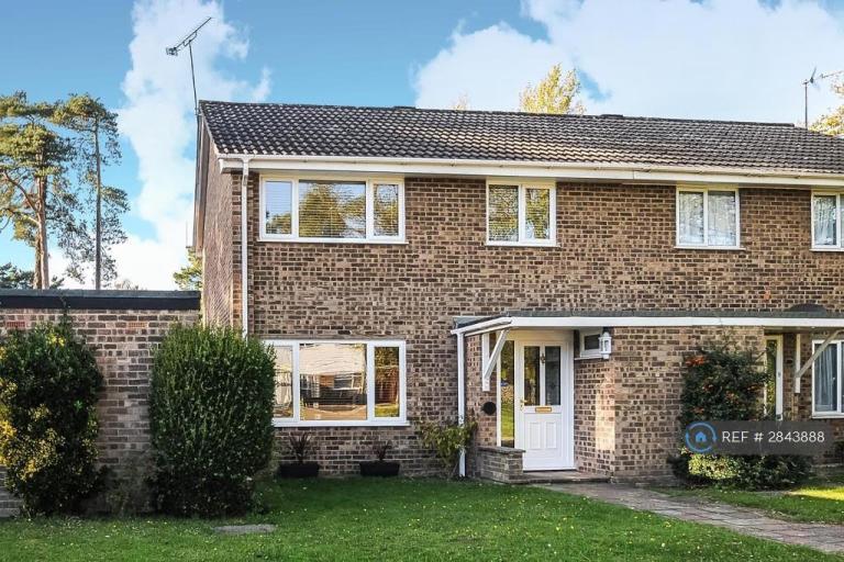 3 bedroom house in Brandon Close, Camberley, GU15 (3 bed) (#2843888)