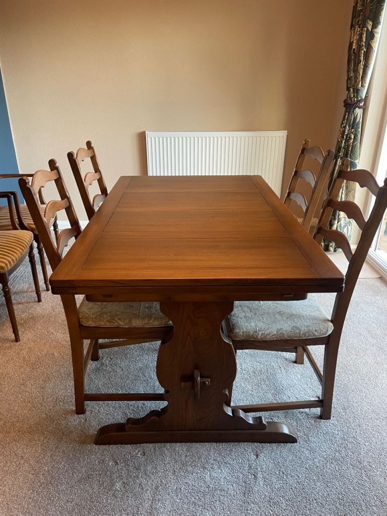 Ercol extendable dinning table , 4 Ercol dinning chairs and 2 non Ercol carver chairs 