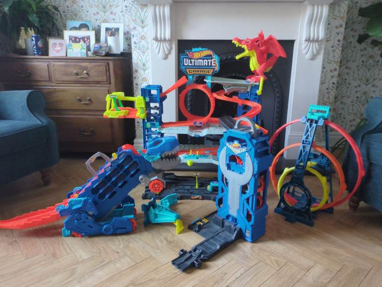 Hot wheels garage and track bundle 