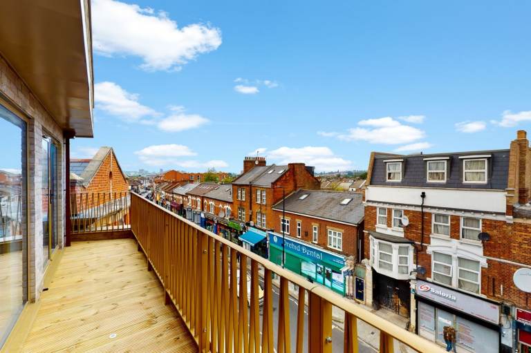 image for 2 bedroom flat for rent ideal for sharers and family available immediately 