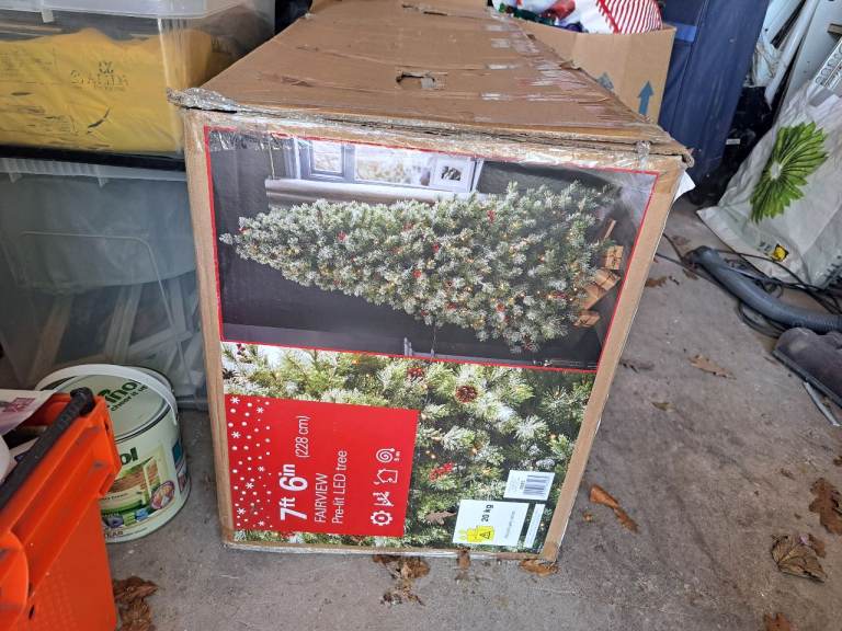Pre lit 7ft 6" christmas tree