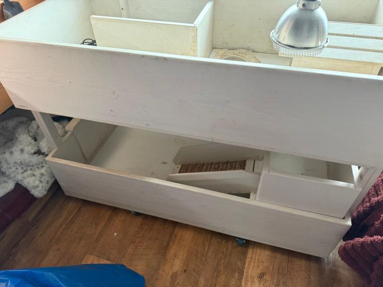 2 tier tortoise table with accessories 