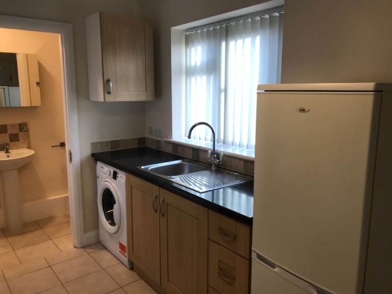 One bedroom bungalow to rent. DSS applicants considered. £1300pm. Near to underground station.