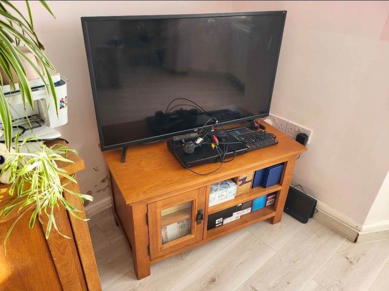 40 INCH FREEVIEW LED TV + AMAZON FIRE STICK + CD DVD VIDEO PLAYER + OAK VINTAGE TV STAND CABINET