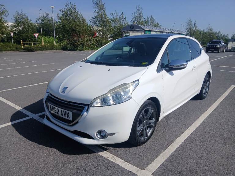 PEUGEOT 208 ALLURE 1.6 DIESEL 3 DOOR. £20 TAX. HIGH SPEC. NEW MOT AND SERVICE.